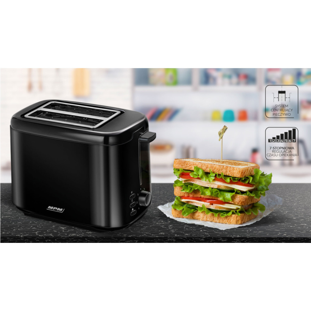 Un tostapane nero accanto a un sandwich alto con lattuga, pomodoro e formaggio.