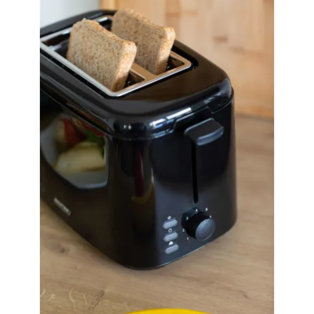 Un tostapane nero con due fette di pane tostato su un tavolo di legno.