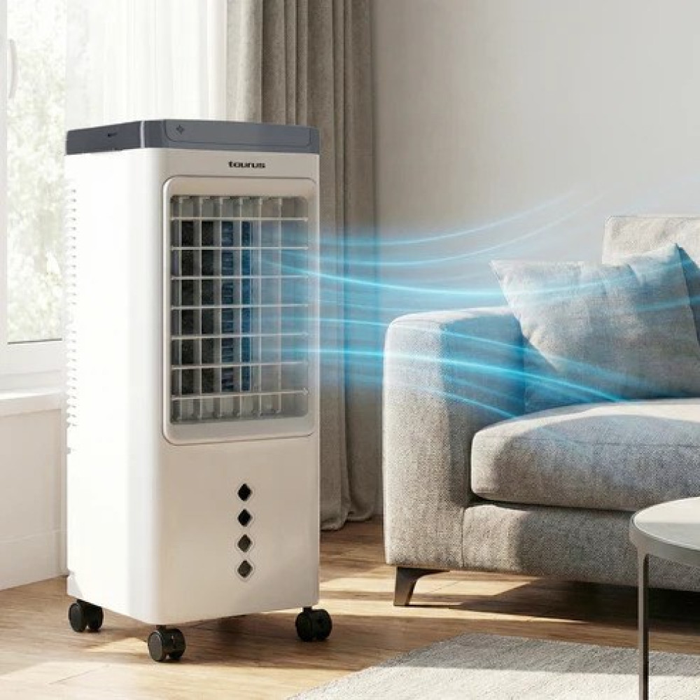 Un refrigeratore d'aria bianco con ruote soffia flussi d'aria blu su un divano.
