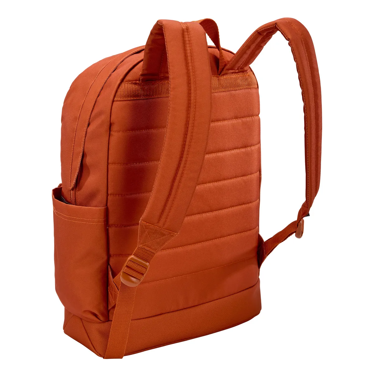 Un sac à dos orange avec des bretelles rembourrées et des poches latérales.