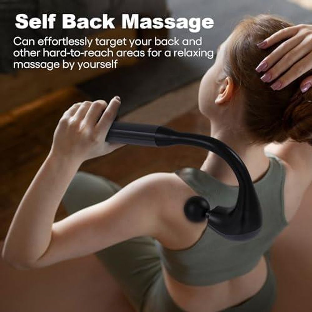 Eine Frau massiert ihren Rücken mit einem schwarzen Massagegerät.
