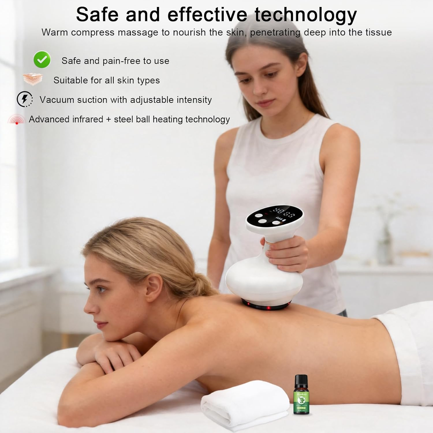 Eine Frau erhält eine Rückenmassage mit einem Massagegerät, während eine andere Person es bedient.