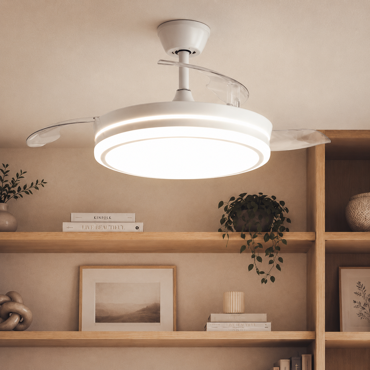 Un ventilador de techo moderno blanco con luz LED integrada está instalado en un techo texturizado.