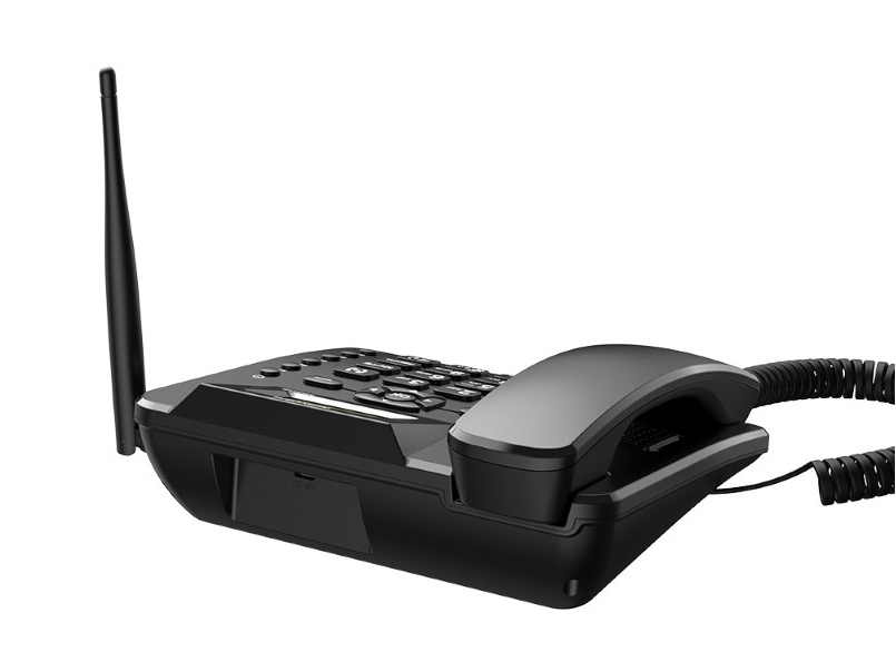 Czarny telefon bezprzewodowy z anteną i klawiaturą, na białym tle.