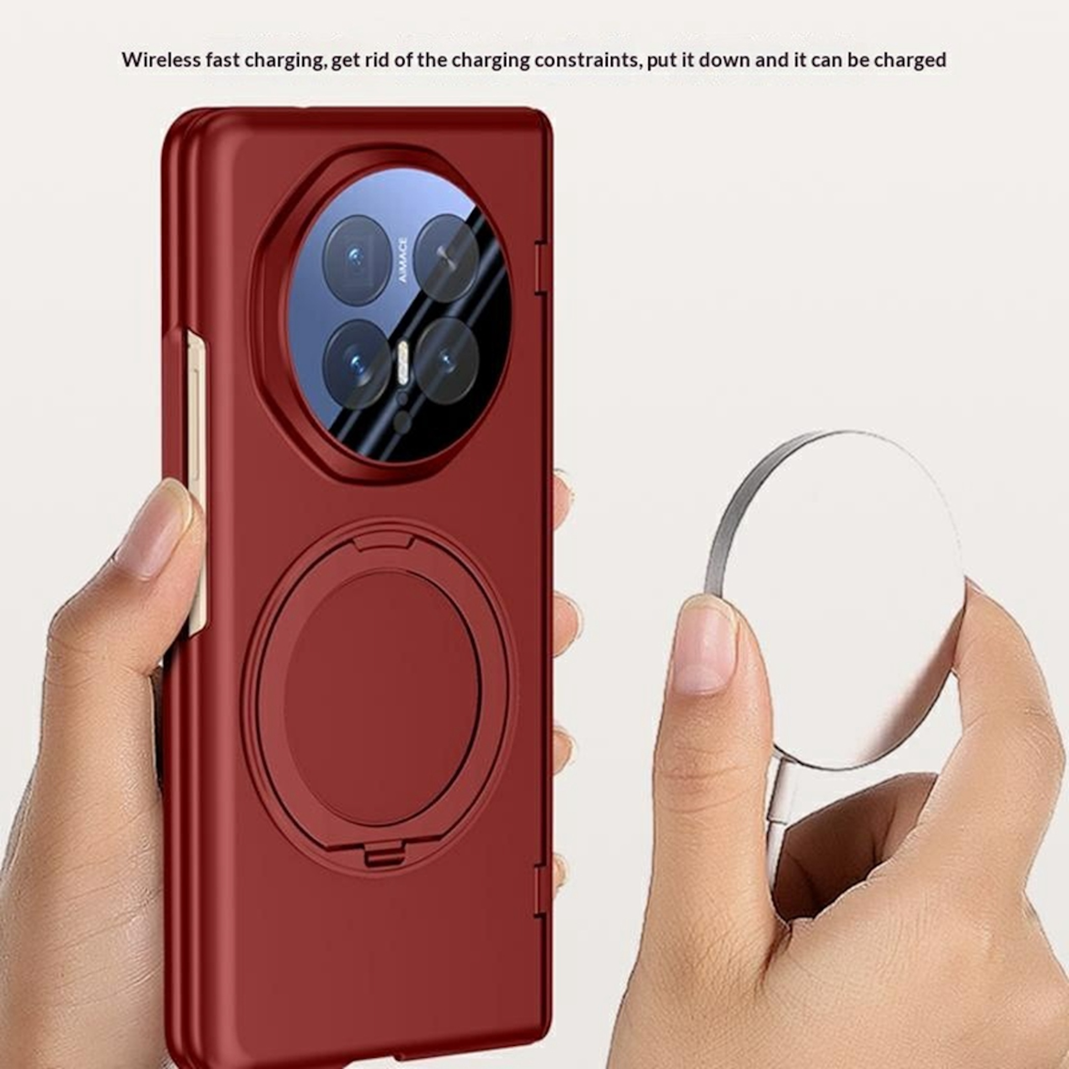 Eine Hand hält ein rotes Handy mit vier Kameras. Eine andere Hand hält ein weißes Ladegerät.