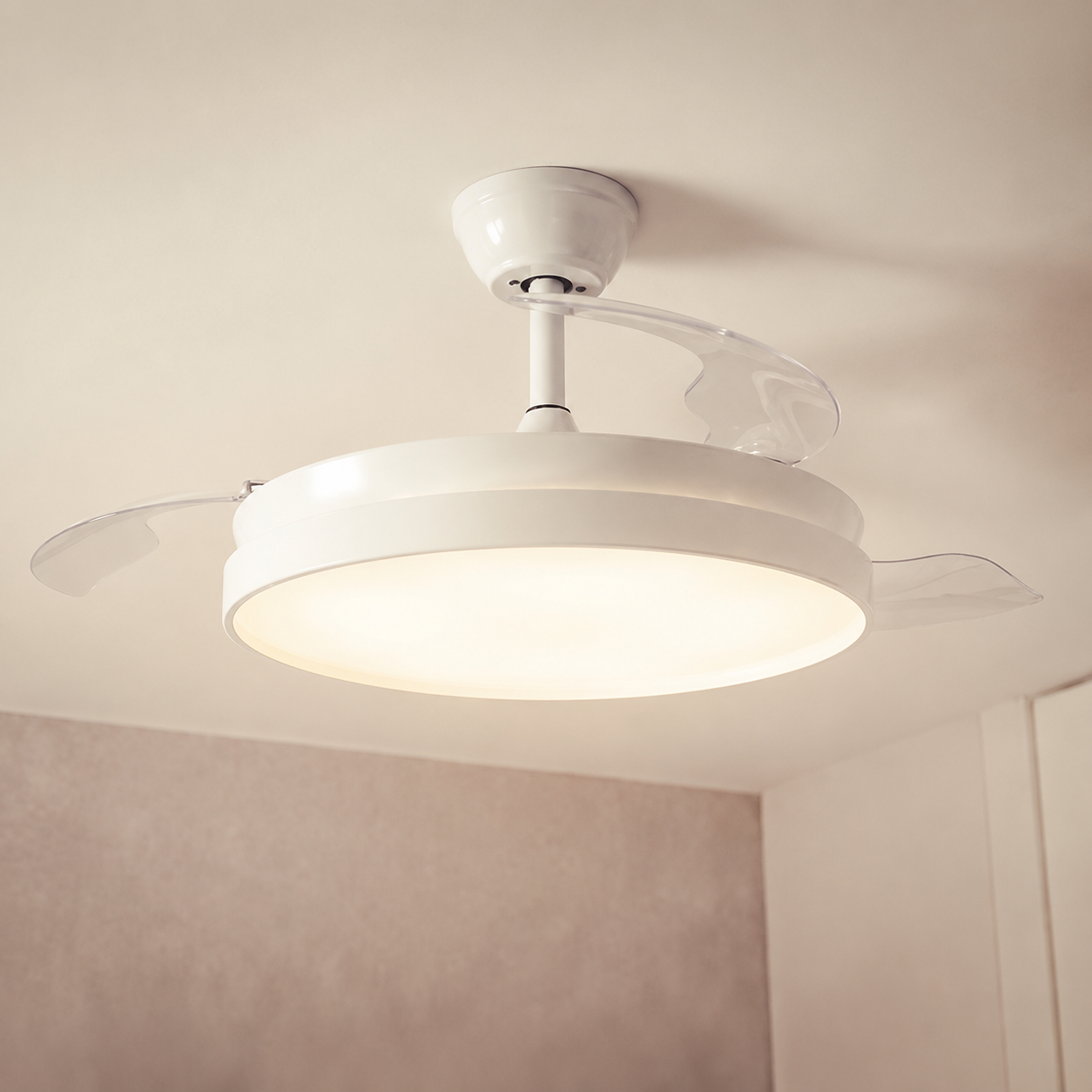 Un ventilador de techo moderno blanco con aspas transparentes retráctiles y luz LED.