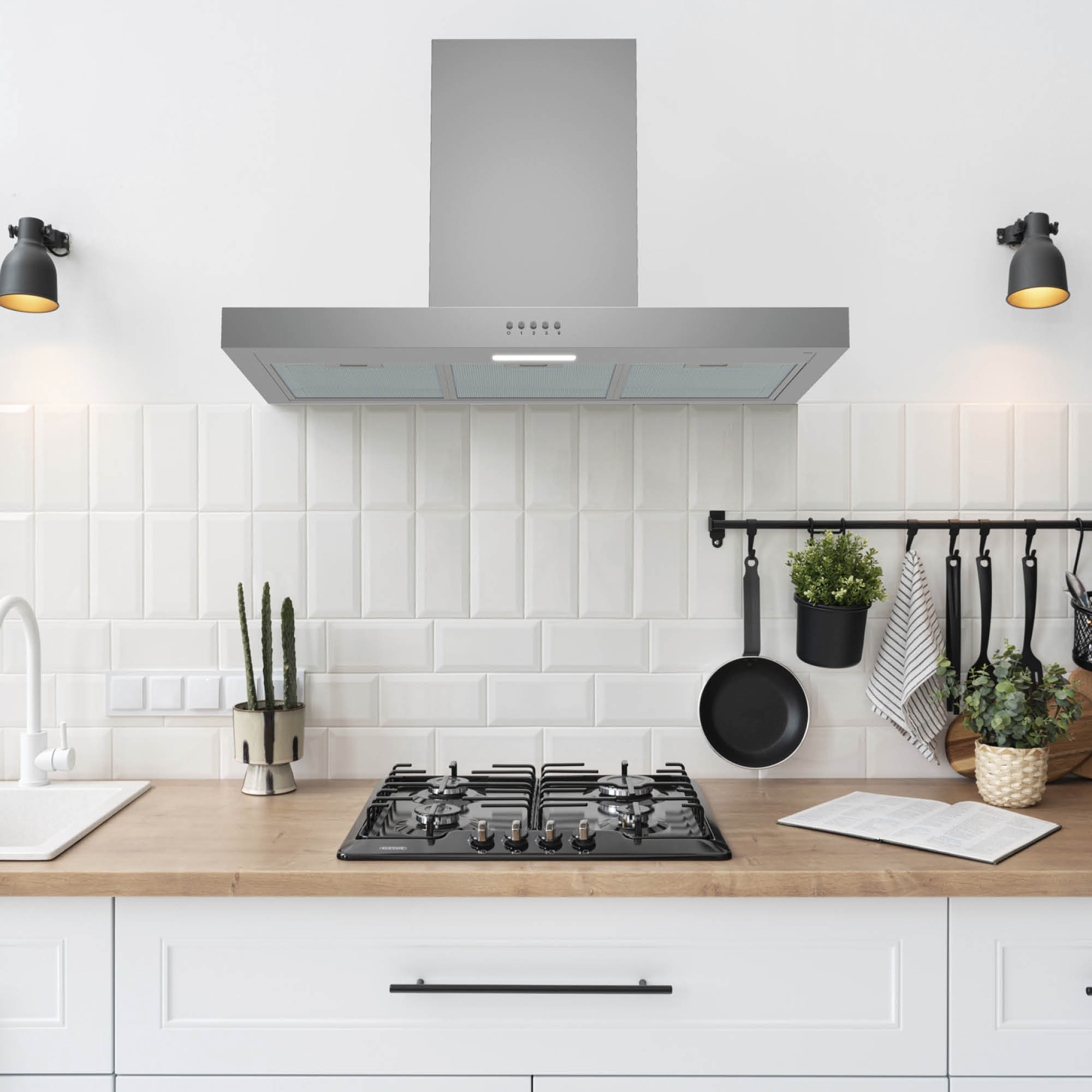Cucina moderna con piano cottura a gas, cappa e paraschizzi in piastrelle bianche.
