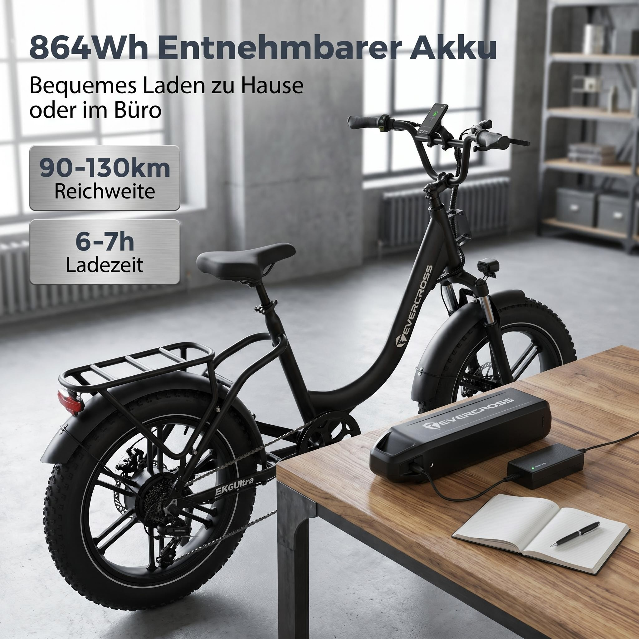 Schwarzes E-Bike mit abnehmbarem Akku, der auf einem Holztisch lädt. Reichweite 90-130km.