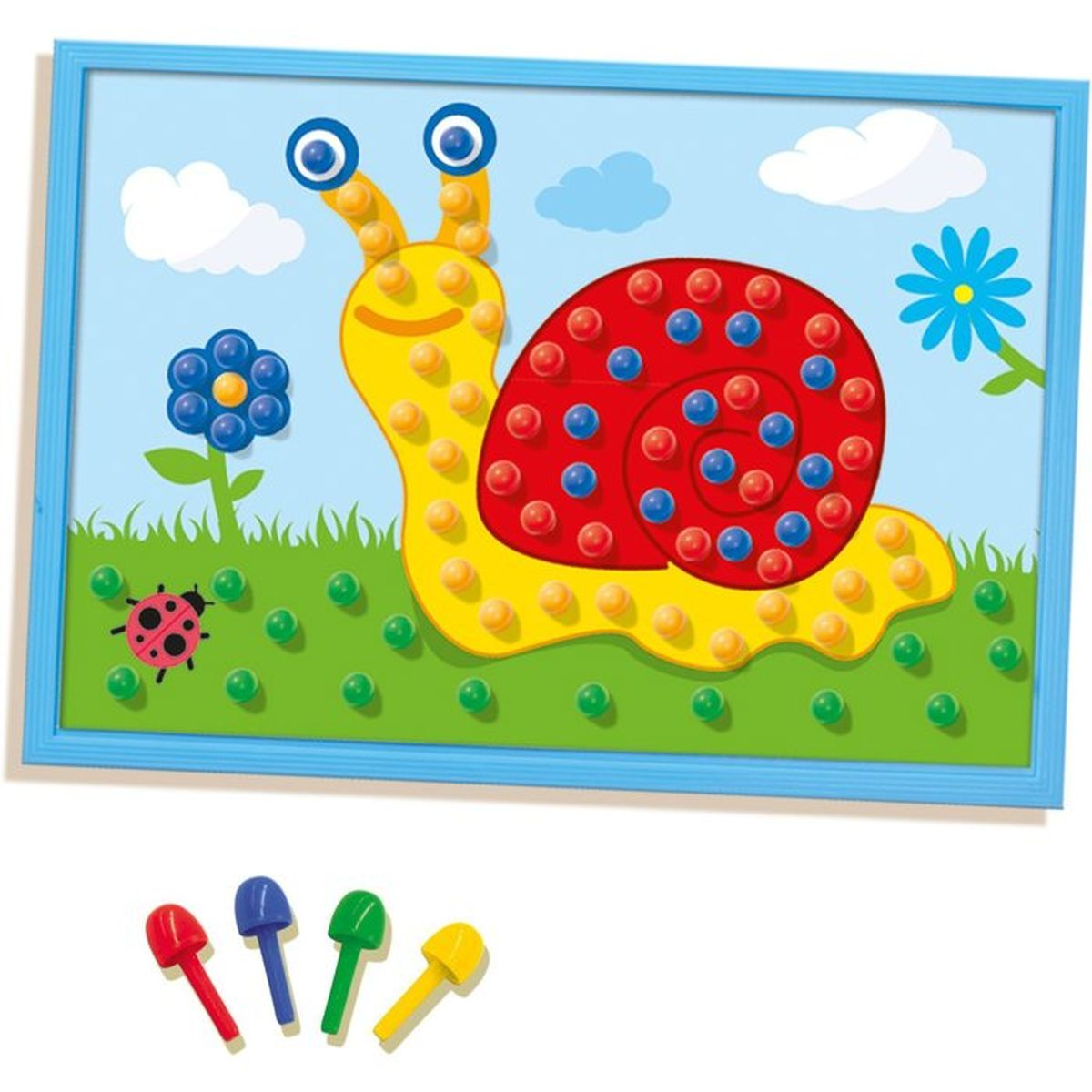 Ein gelber Schneemann mit roter Spirale, auf grünem Gras, mit Blumen und Marienkäfer.