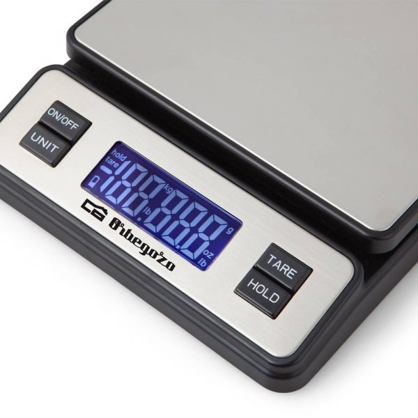 Una bilancia da cucina digitale con superficie argentata e display LCD blu.