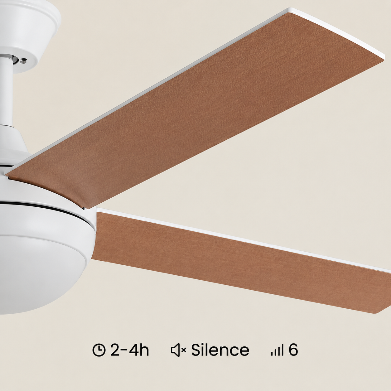 Un ventilador de techo blanco moderno con aspas de madera marrón.