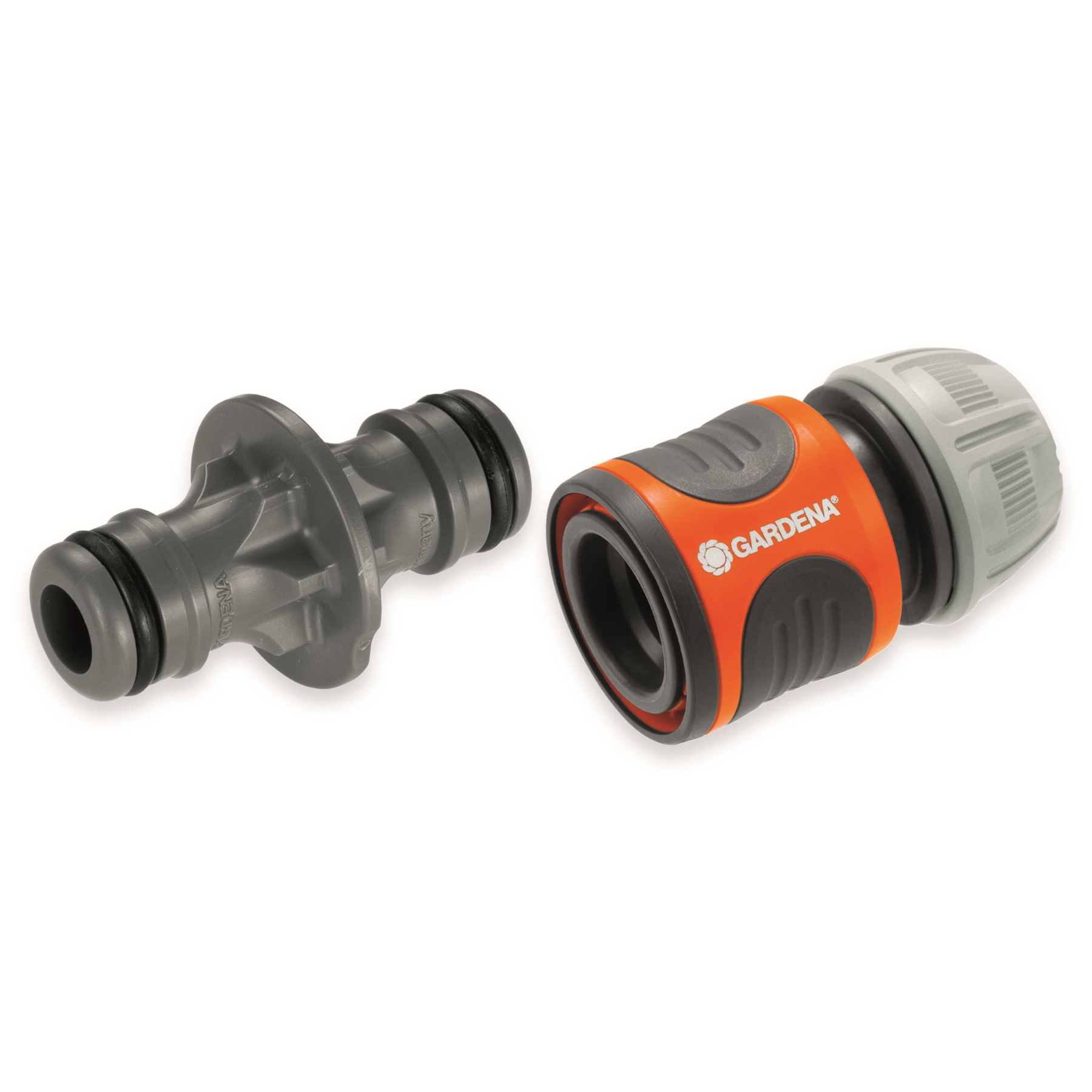 Due connettori per tubo da giardino: uno grigio in plastica e uno Gardena grigio-arancio.
