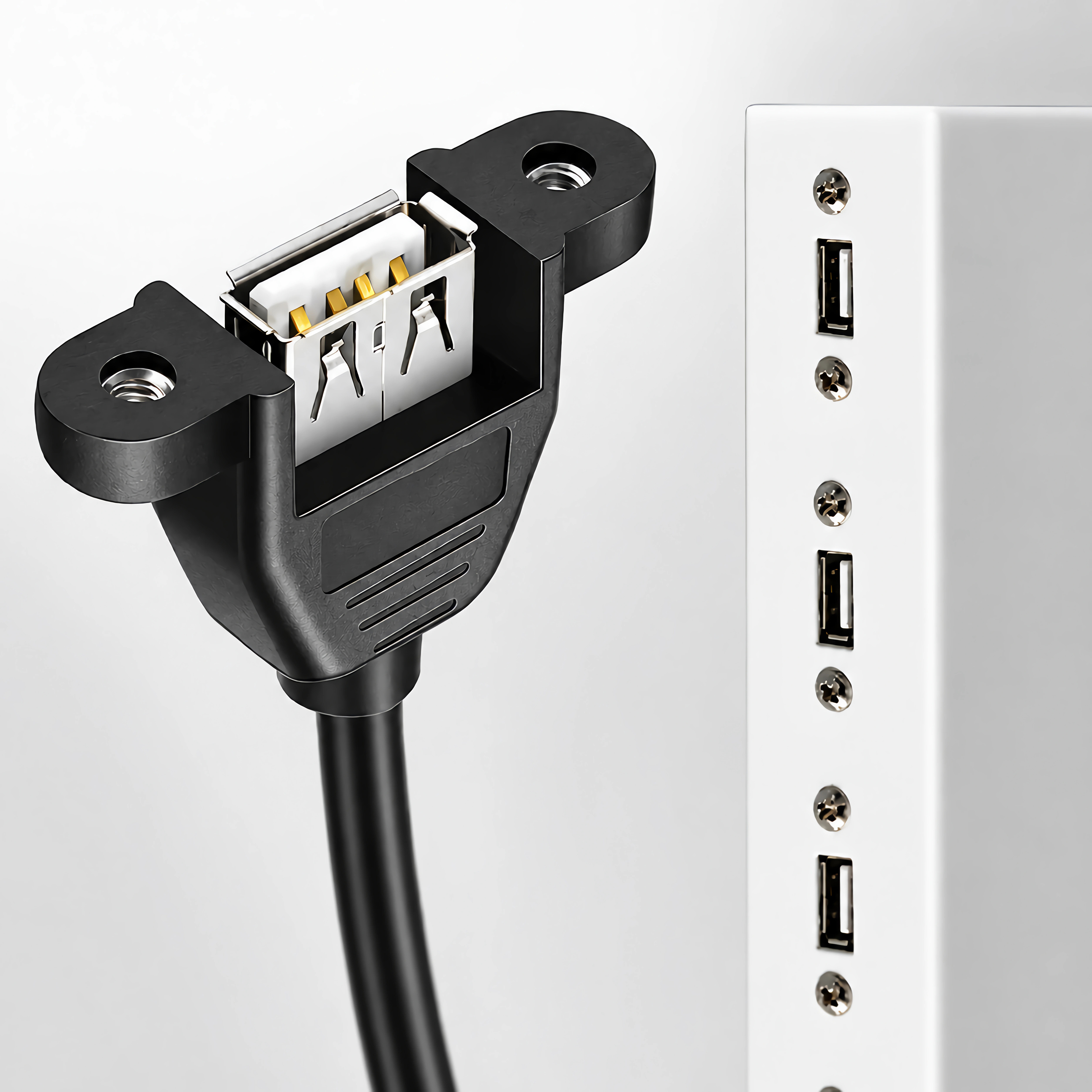 Ein schwarzer USB-Anschluss mit Kabel neben einem weißen Gehäuse mit mehreren USB-Anschlüssen.