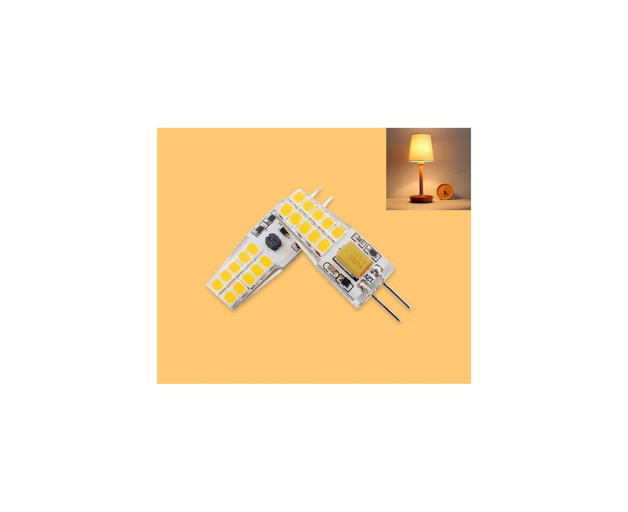 Zwei G4 LED-Lampen auf orangefarbenem Hintergrund; kleine Nachttischlampe im oberen rechten Bild.