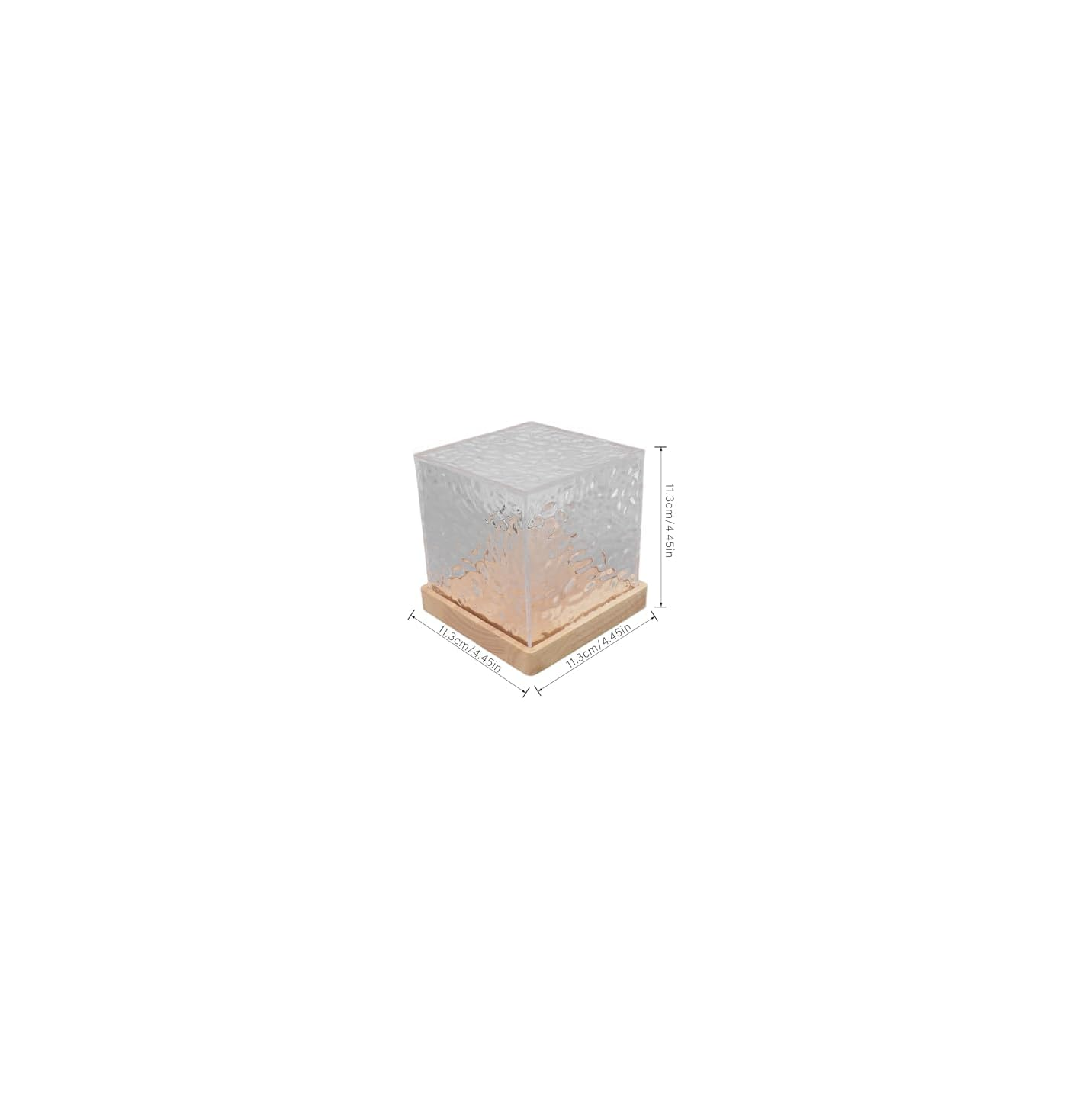 Ein transparenter Würfel mit Holzsockel, der auf einer weißen Fläche steht.