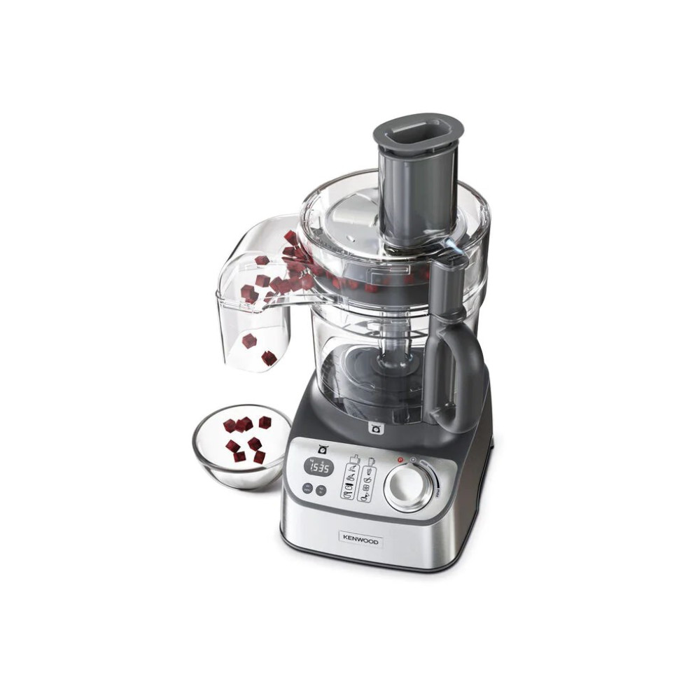 Robot kuchenny z przezroczystą misą, wypełniony pokrojonymi w kostkę czerwonymi produktami.