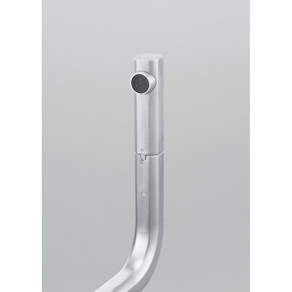 Modern, kavisli, fırçalanmış metal musluk, yuvarlak ağızlı.