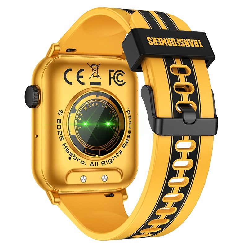 Złoty smartwatch z żółtą bransoletą w czarne paski. Tył z oznaczeniami CE/FC.