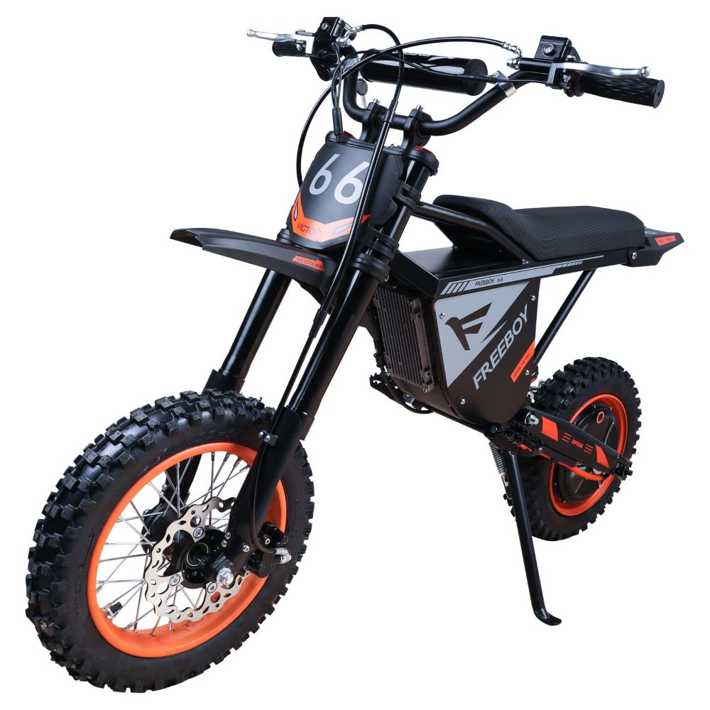 Una dirt bike elettrica nera con cerchi arancioni e il numero 66 sulla tabella portanumero.
