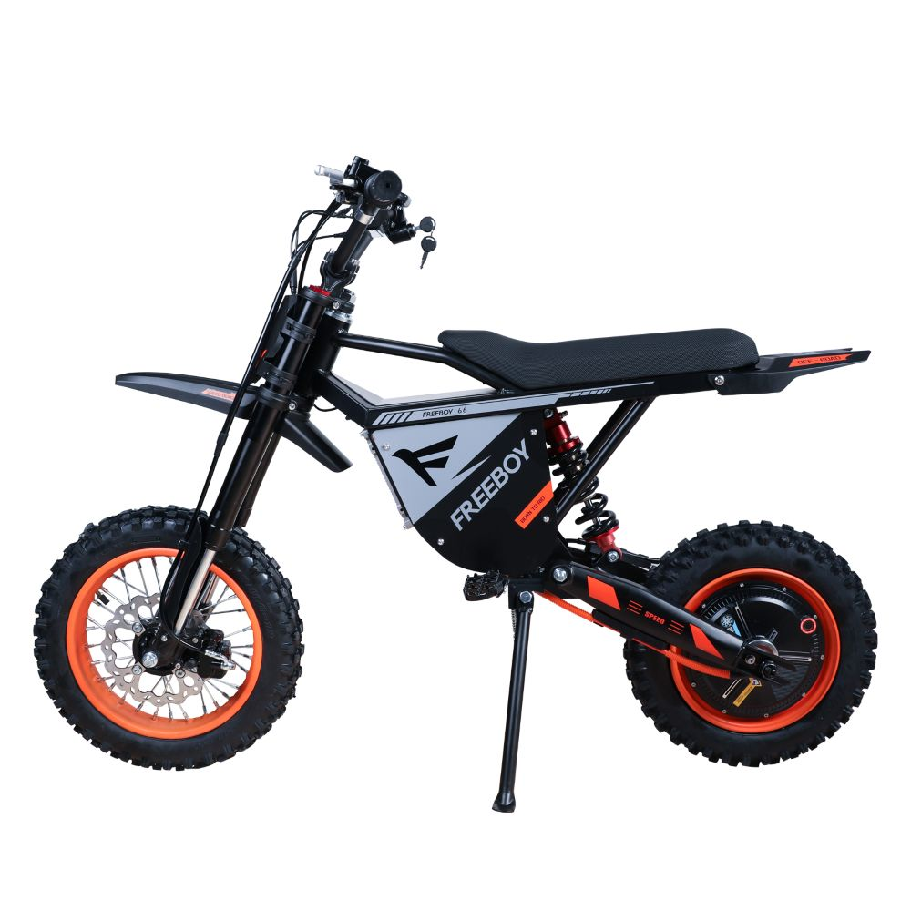 Una dirt bike elettrica nera con cerchi arancioni sta su un cavalletto.