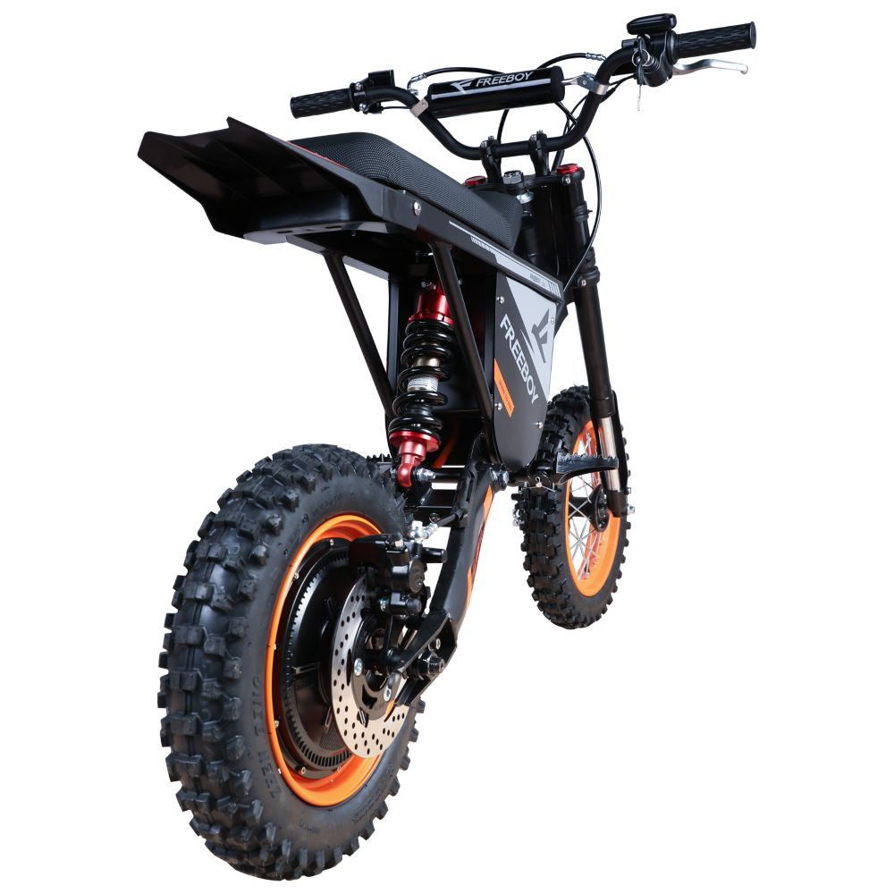 Dirt bike elettrica nera con cerchi arancioni e pneumatici tassellati, sfondo bianco.