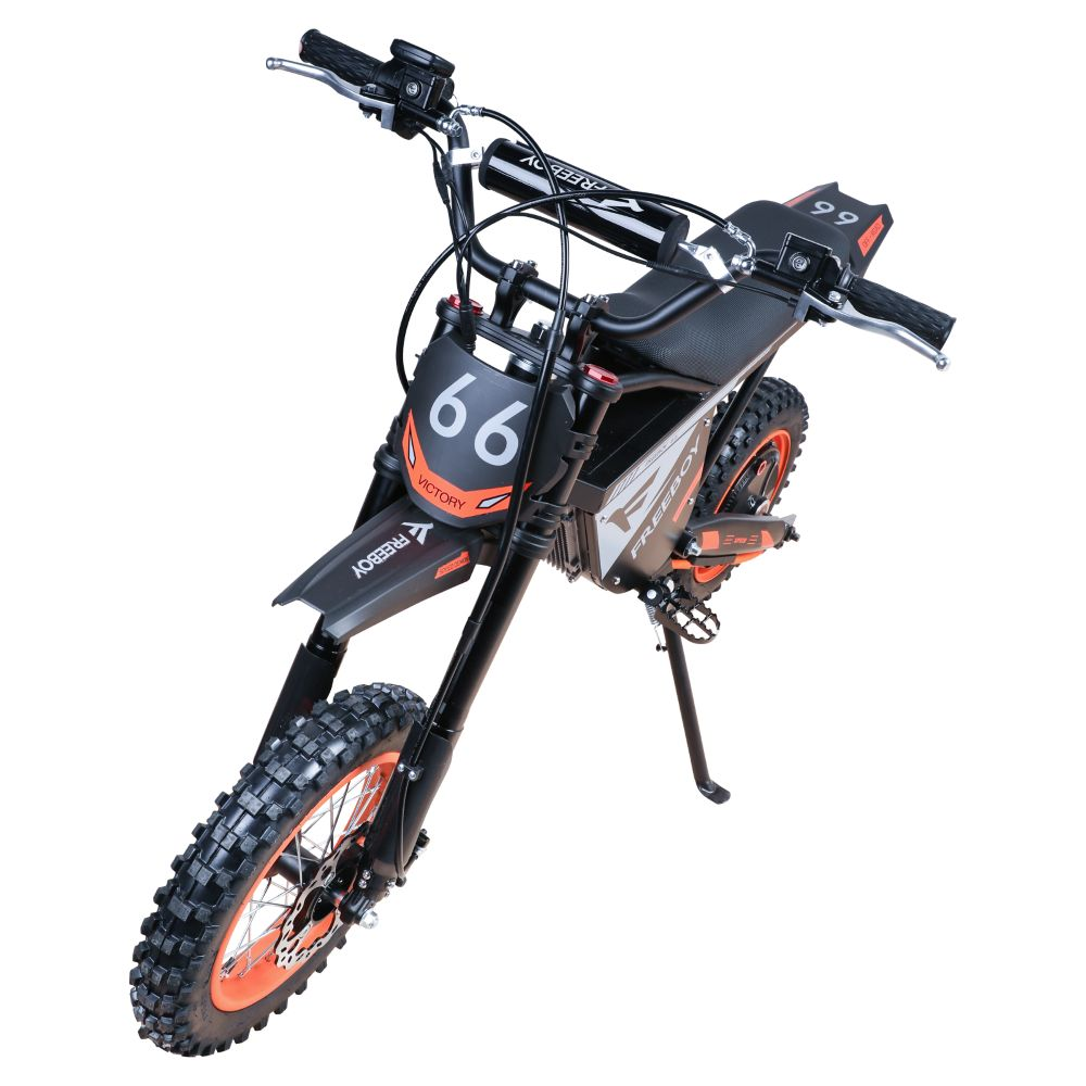 Una dirt bike nera con accenti arancioni, numero 66 sul davanti. Sfondo bianco.