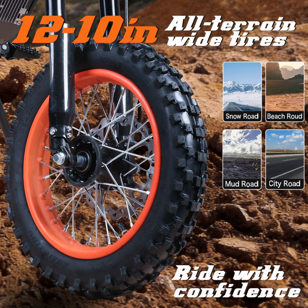 Primo piano di uno pneumatico largo da 12-10 pollici per tutti i terreni su una moto da cross con cerchio arancione. Quattro piccole immagini mostrano strade innevate, da spiaggia, fangose e cittadine.