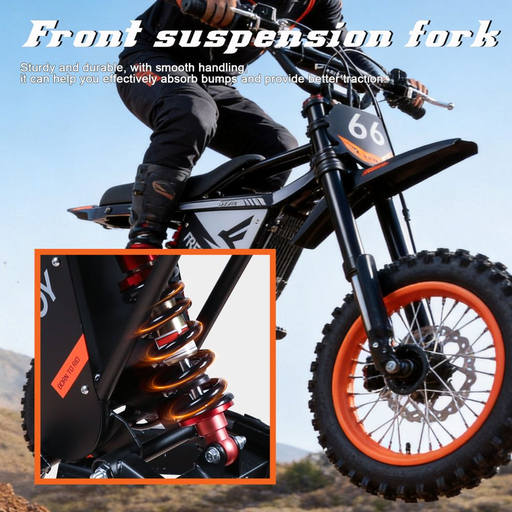 Un motociclista guida una dirt bike con cerchi arancioni e sospensioni anteriori.