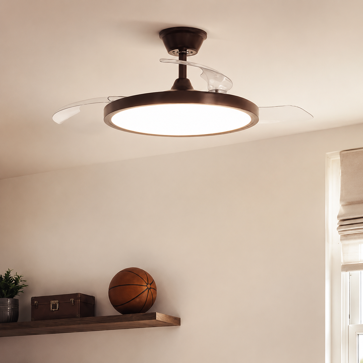 Un ventilador de techo moderno con luz sobre una estantería con baloncesto y caja.