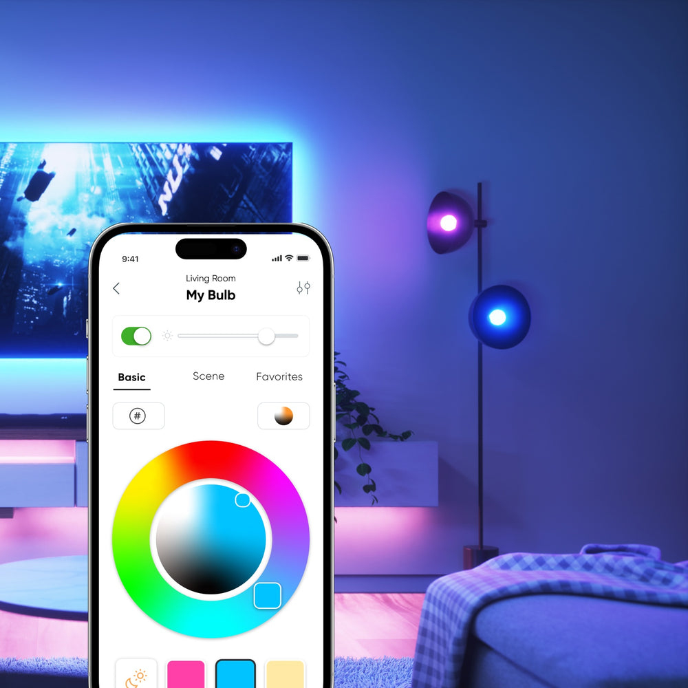 Smartphone-App steuert bunte Lampen im Wohnzimmer mit Lichtszenen.
