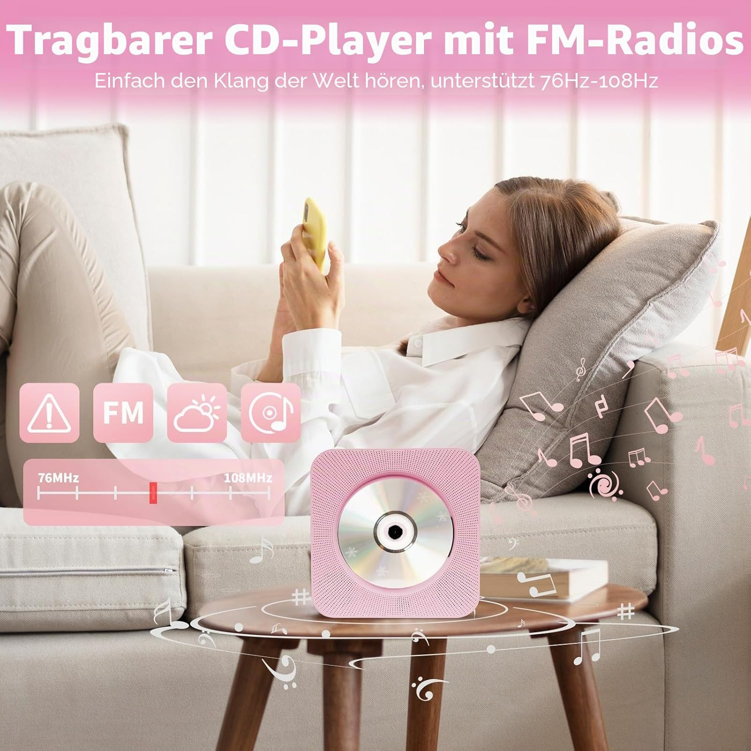 Frau hört Musik auf rosa CD-Player. FM-Radio-Funktion, 76-108MHz.