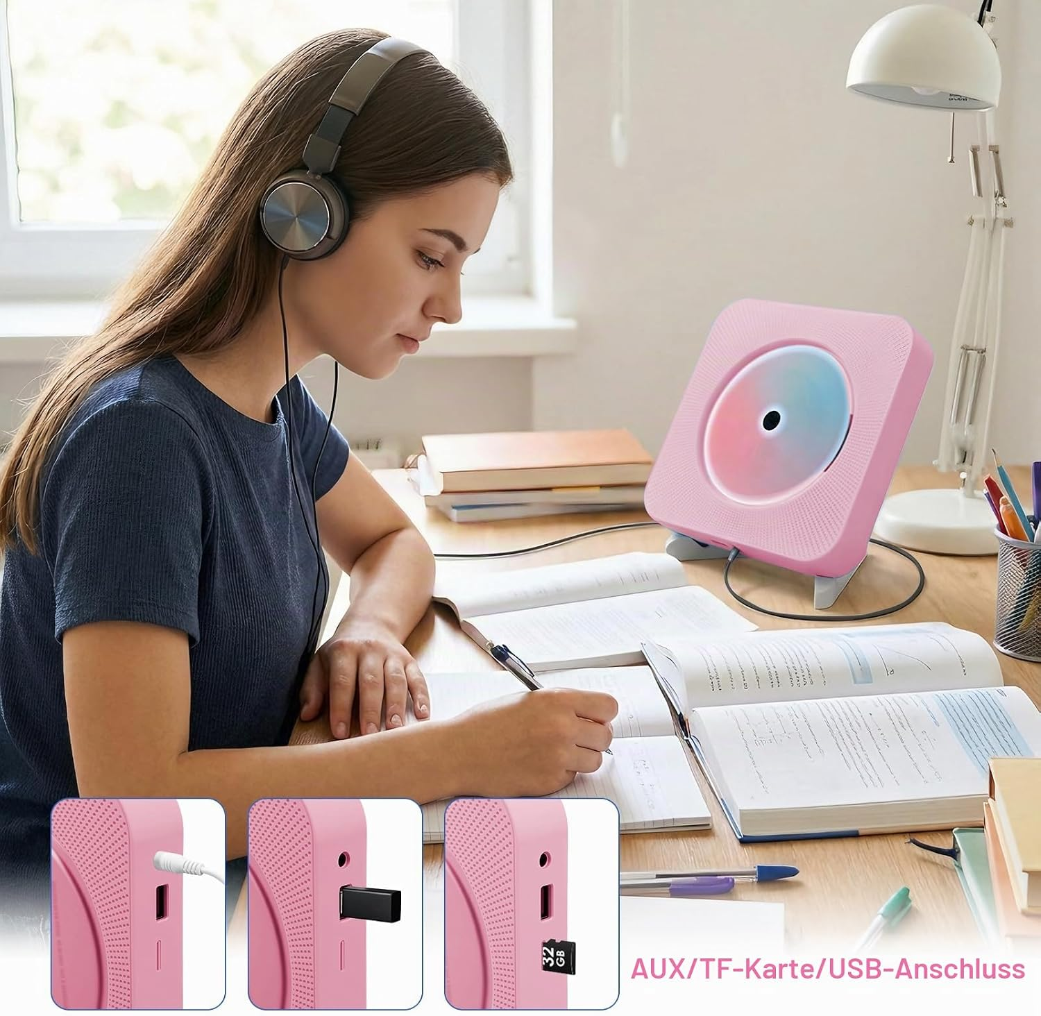 Frau mit Kopfhörern lernt, ein rosafarbener CD-Player steht auf dem Schreibtisch.