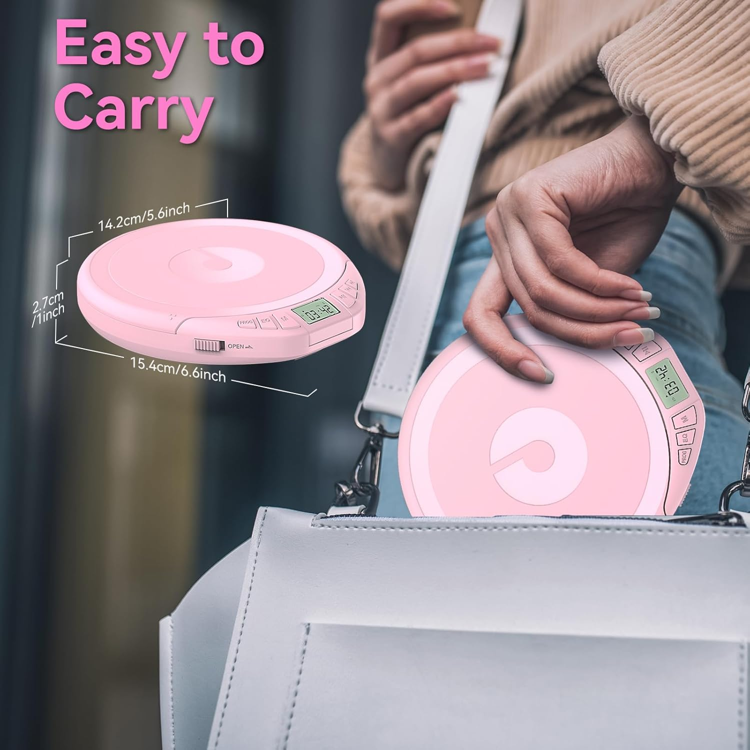 Ein rosafarbener tragbarer CD-Player mit Abmessungen, der in eine weiße Tasche gesteckt wird.
