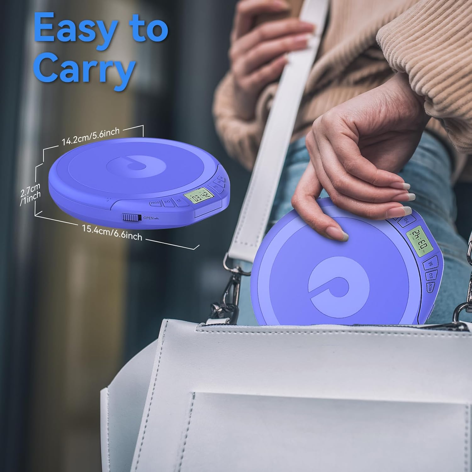 Ein lila tragbarer CD-Player mit Maßen wird in eine weiße Tasche gesteckt.
