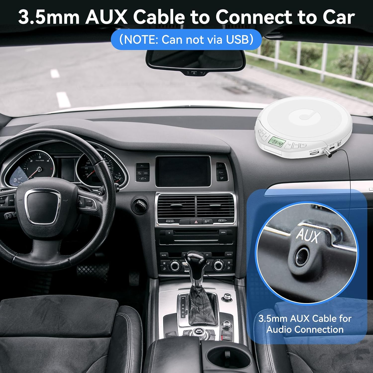 Ein weißer tragbarer CD-Player mit AUX-Kabel ist auf dem Armaturenbrett eines Autos platziert.