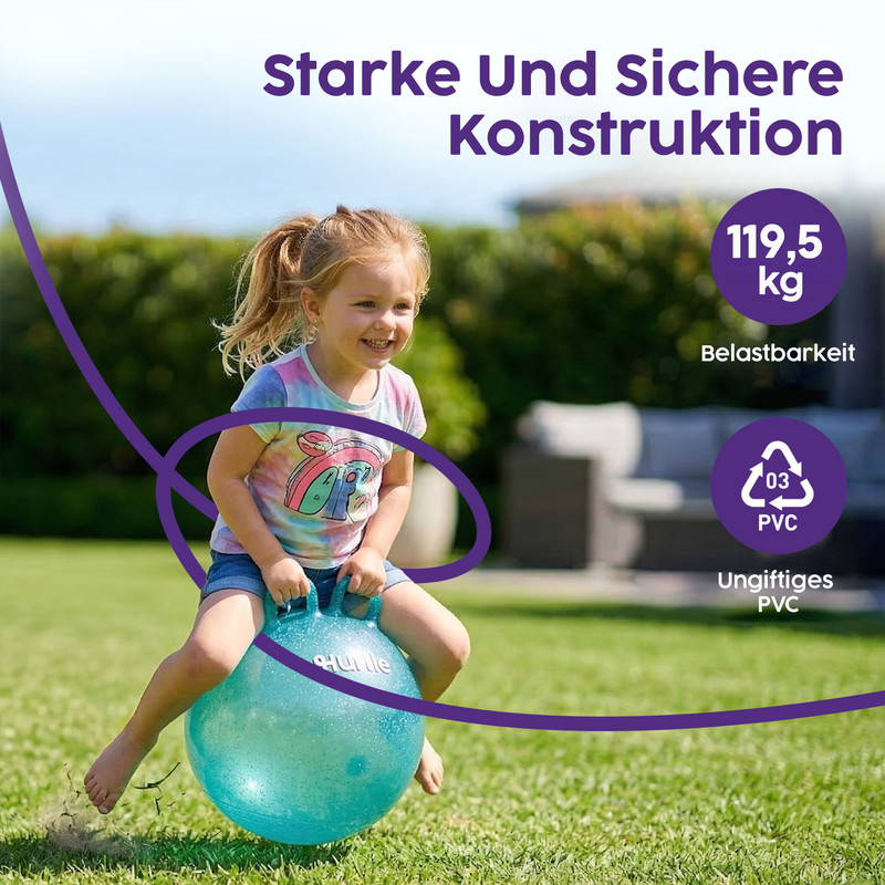 Ein lächelndes Kind mit blonden Haaren springt barfuß auf einem blauen Glitzer-Hüpfball in einem sonnigen grünen Garten.