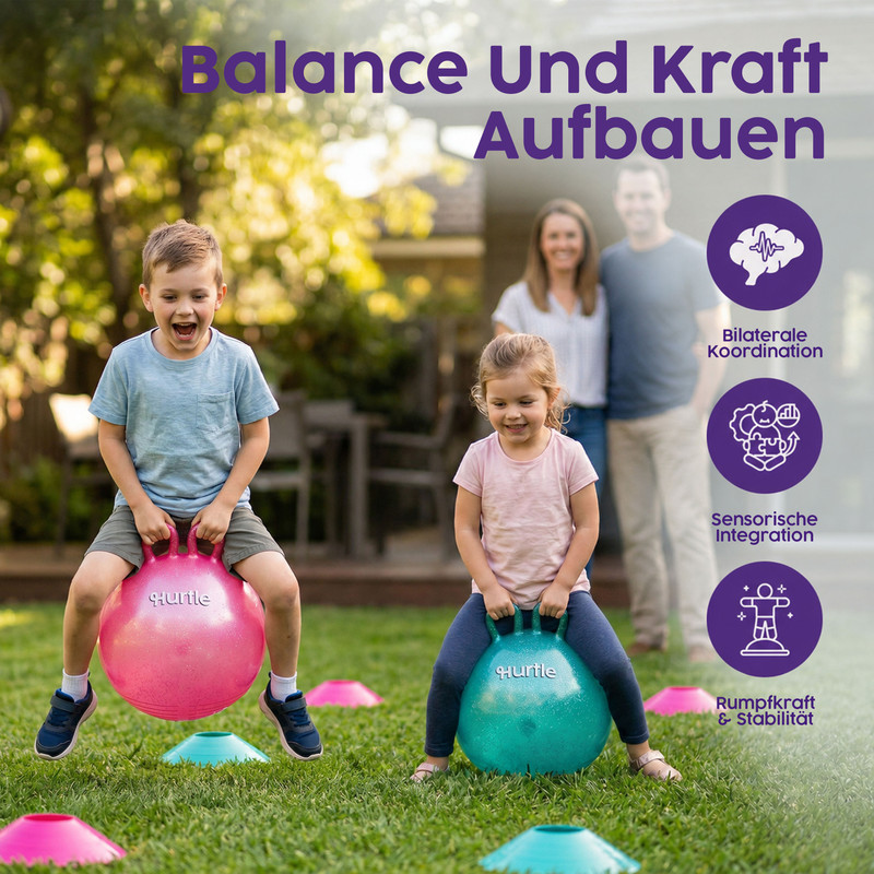 Zwei Kinder hüpfen auf bunten Gymnastikbällen im Garten. Eltern stehen im Hintergrund.