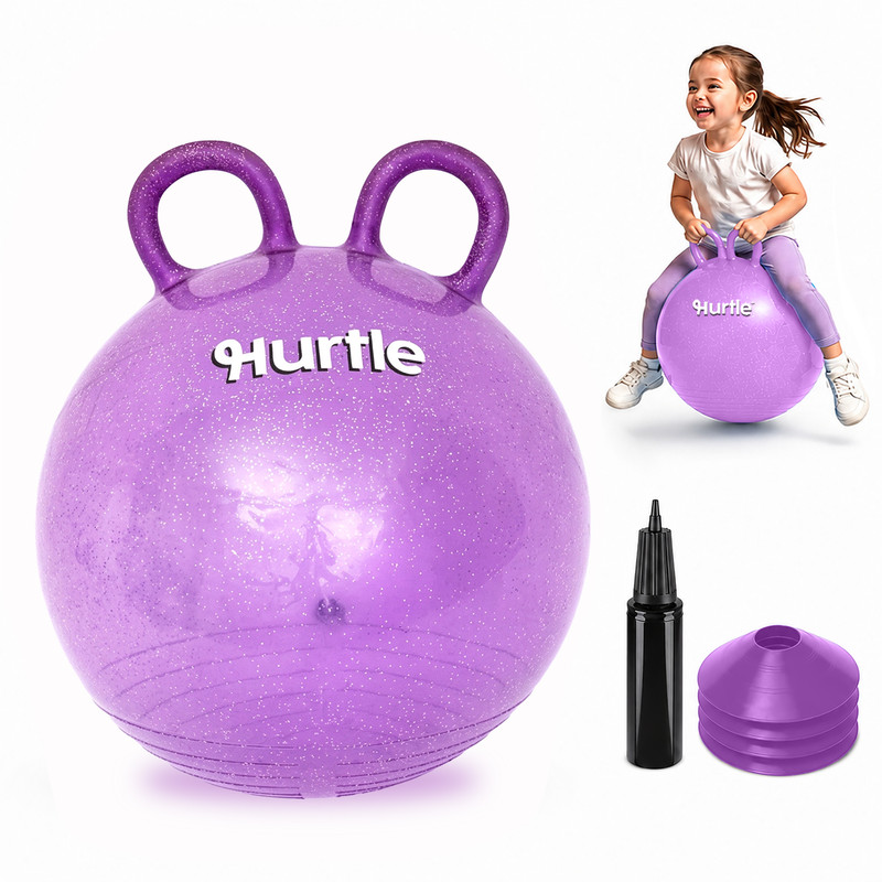 Lila Glitzer-Hüpfball mit Griffen, Pumpe und Kegeln. Mädchen hüpft fröhlich.