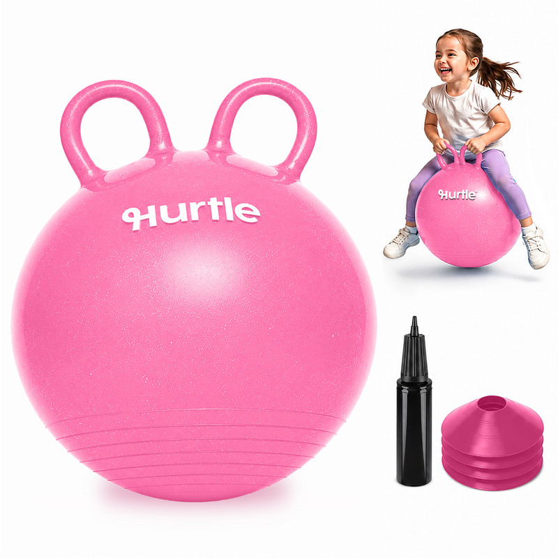 Ein pinker Hüpfball mit Hasenohren, Pumpe und Kegeln. Ein Mädchen reitet darauf.