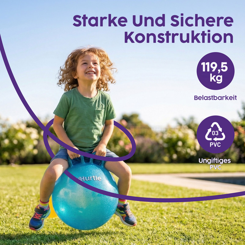 Ein Junge lacht, während er auf einem blauen Hüpfball im Garten sitzt.