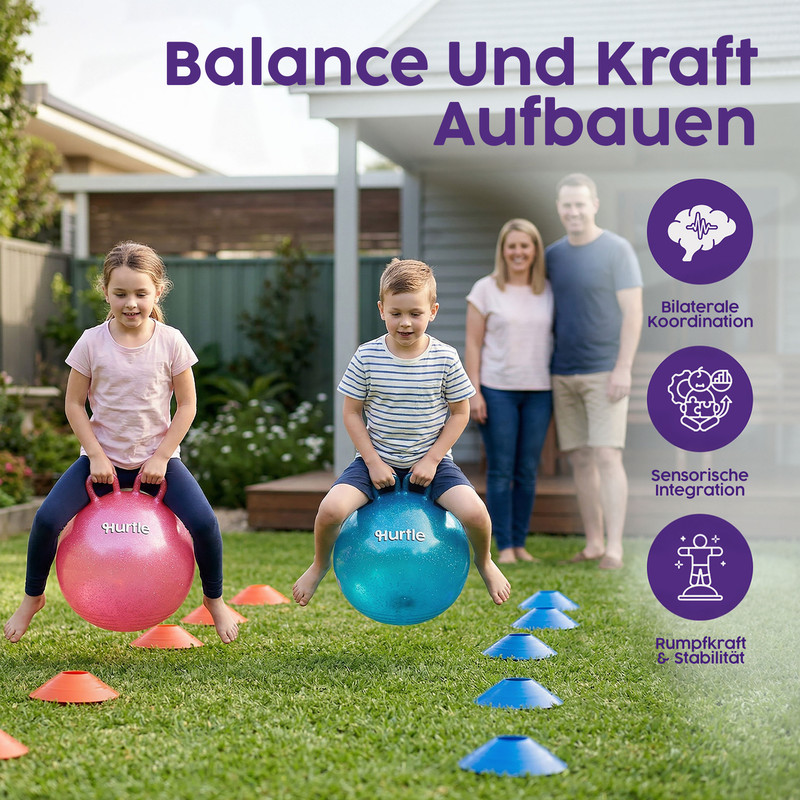 Zwei Kinder reiten auf bunten Hüpfbällen im Garten, Eltern stehen im Hintergrund.
