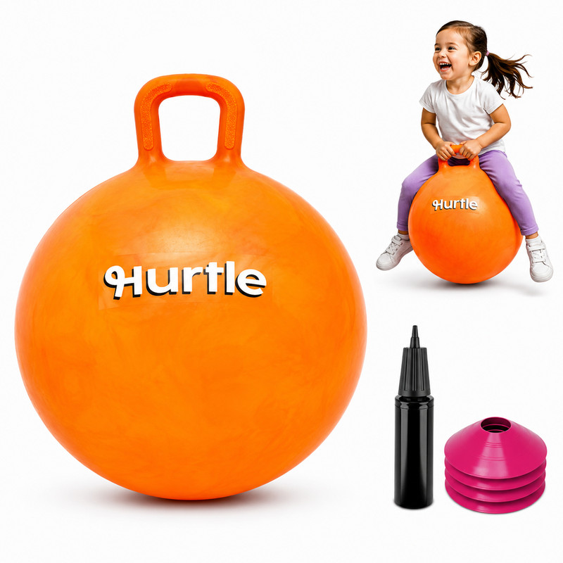 Orange Hüpfball mit Griff, daneben eine Pumpe und pinke Kegel. Ein Kind reitet auf einem Ball.