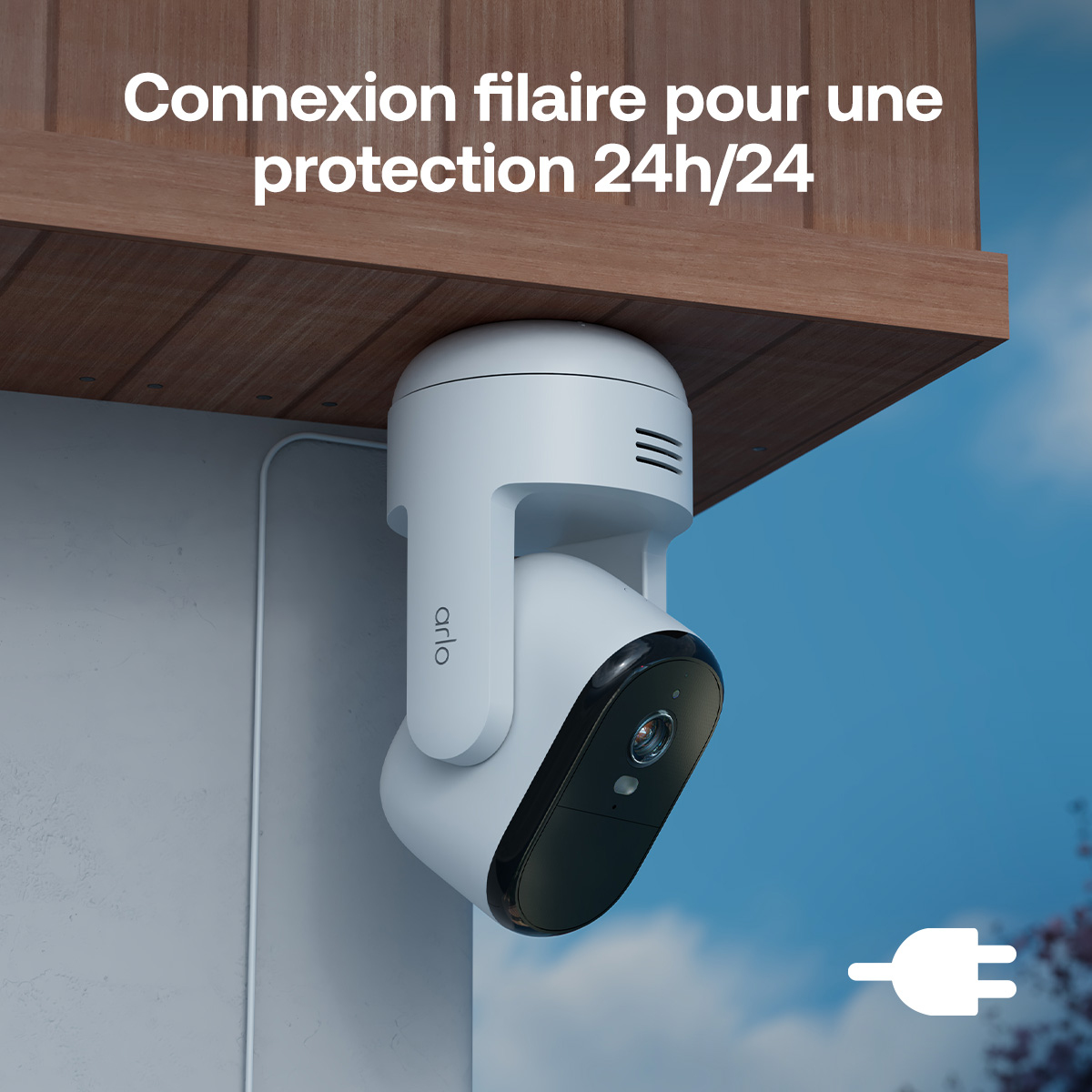 Caméra Arlo blanche suspendue sous un avant-toit en bois, montrant une icône de prise.