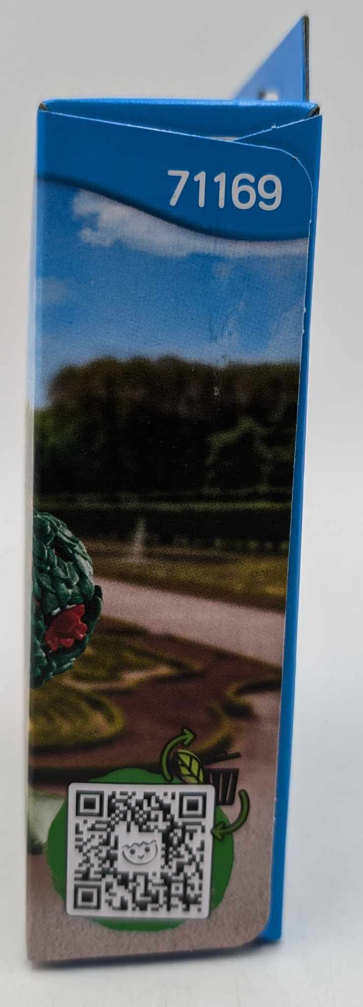 Blauer Karton mit Landschaftsdruck, Nummer 71169 und QR-Code.