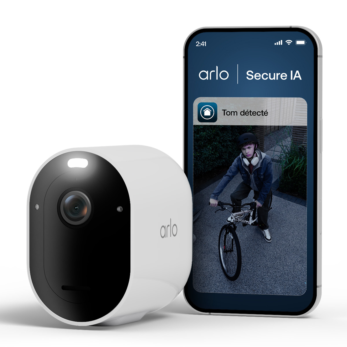 Telecamera Arlo accanto a un telefono che mostra un ragazzo in bicicletta.