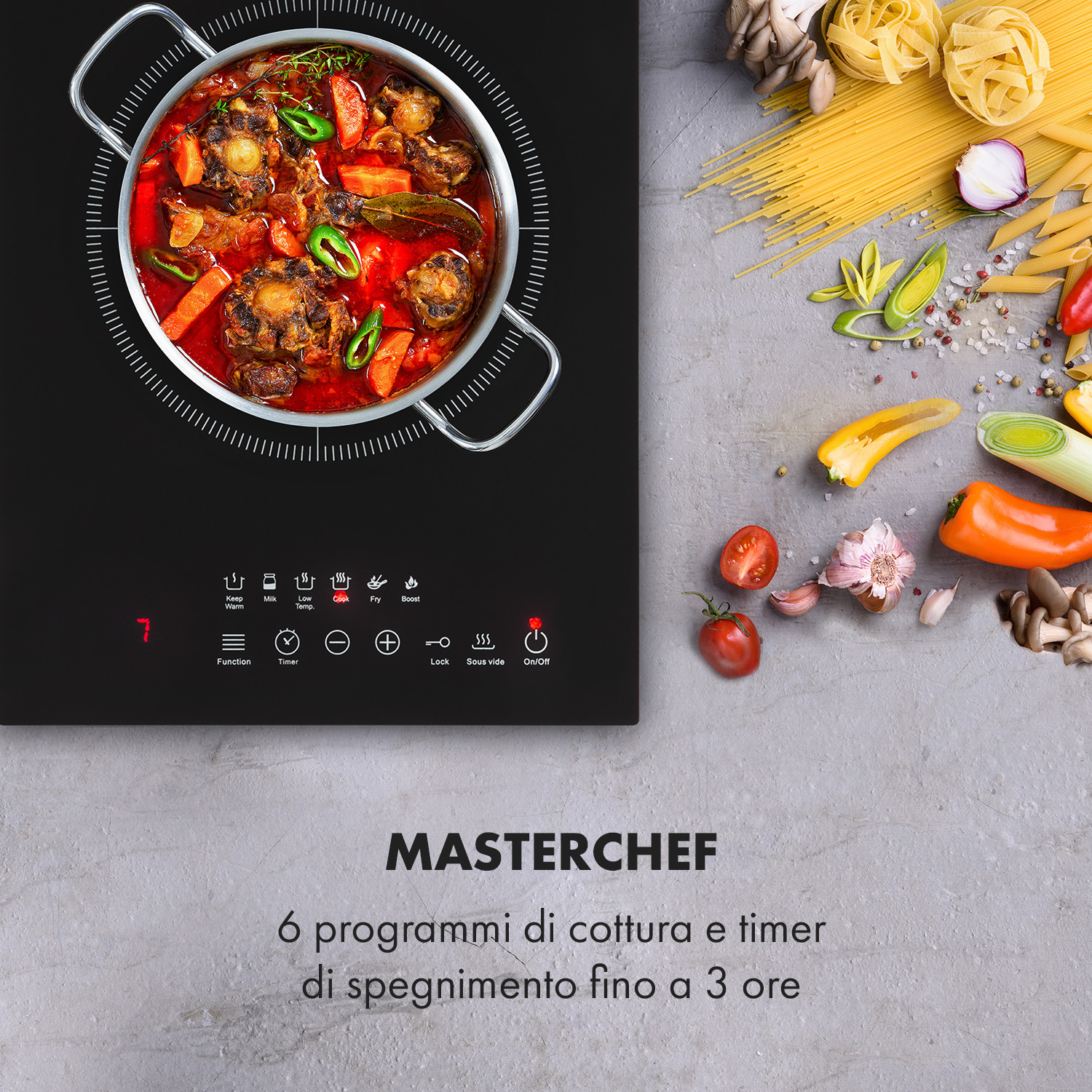 Una pentola di stufato su un piano cottura a induzione, con ingredienti e pasta accanto.