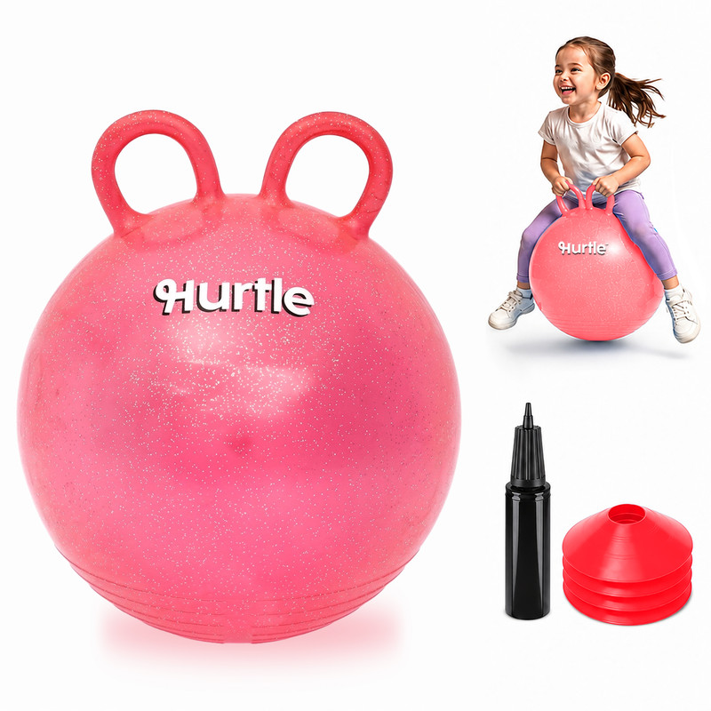 Ein pinker glitzernder Hurtle Hüpfball, eine Luftpumpe, drei rote Hütchen und ein Kind, das auf einem ähnlichen Ball hüpft.