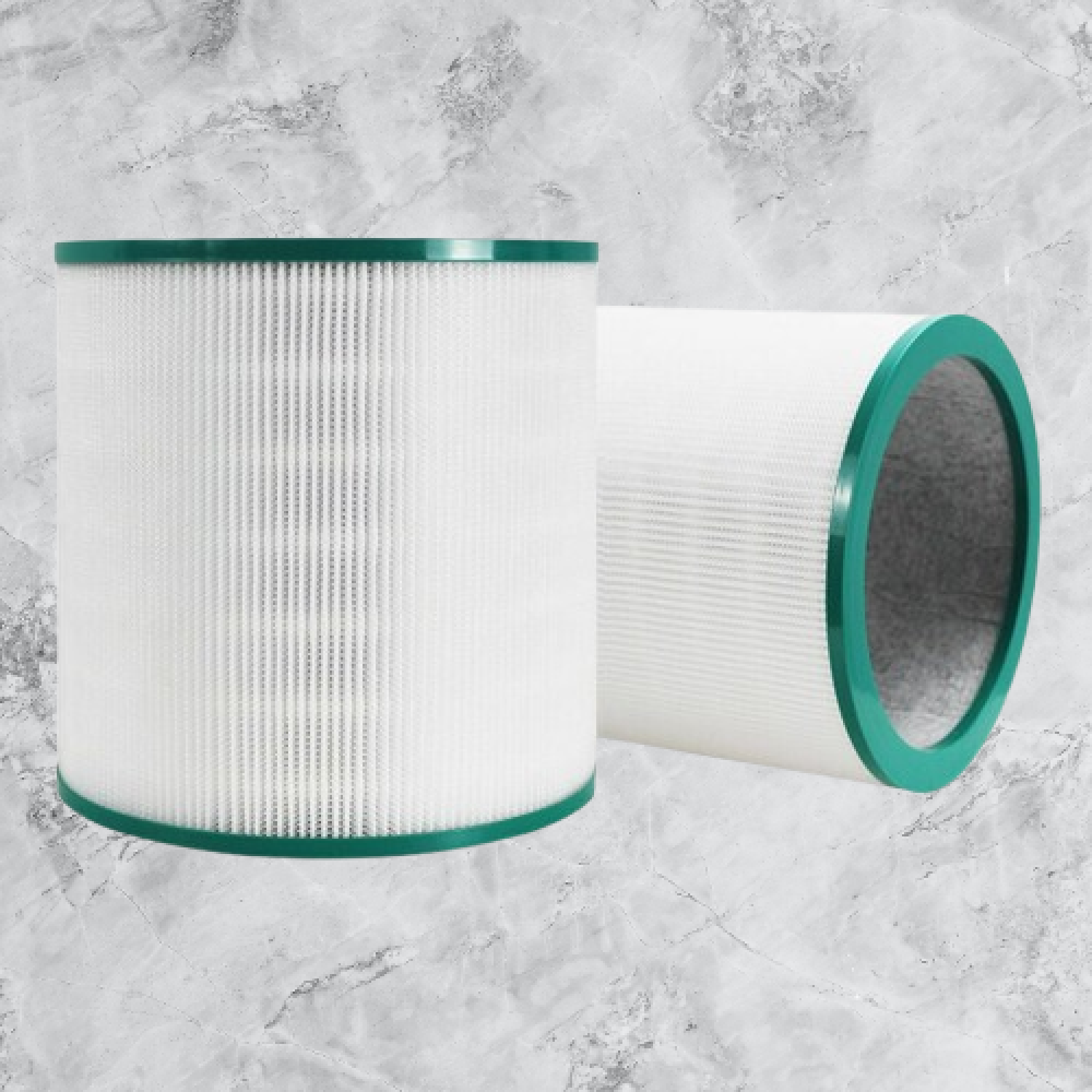Zwei weiße zylindrische Filter mit grünen Ringen auf Marmoruntergrund.