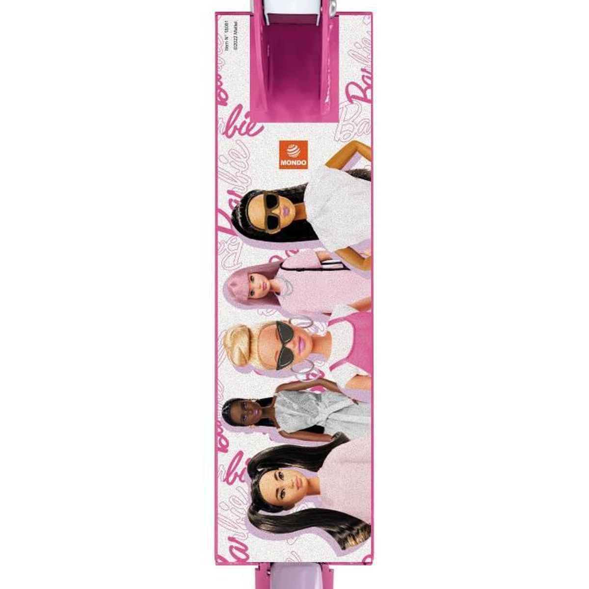 Cinque bambole Barbie su un deck per monopattino rosa con scritta Barbie.