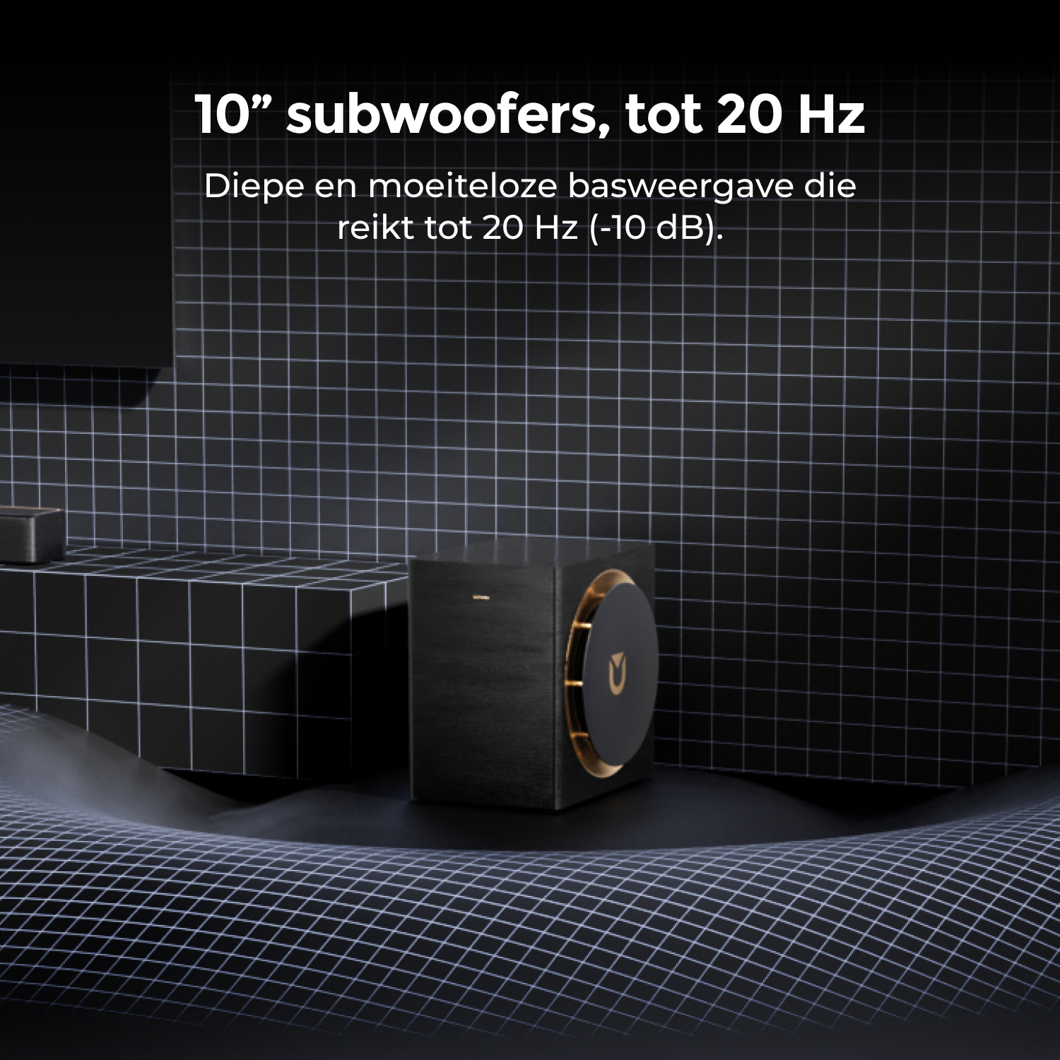 Een zwarte 10-inch subwoofer met gouden details op een donkere, futuristische rasterachtergrond.